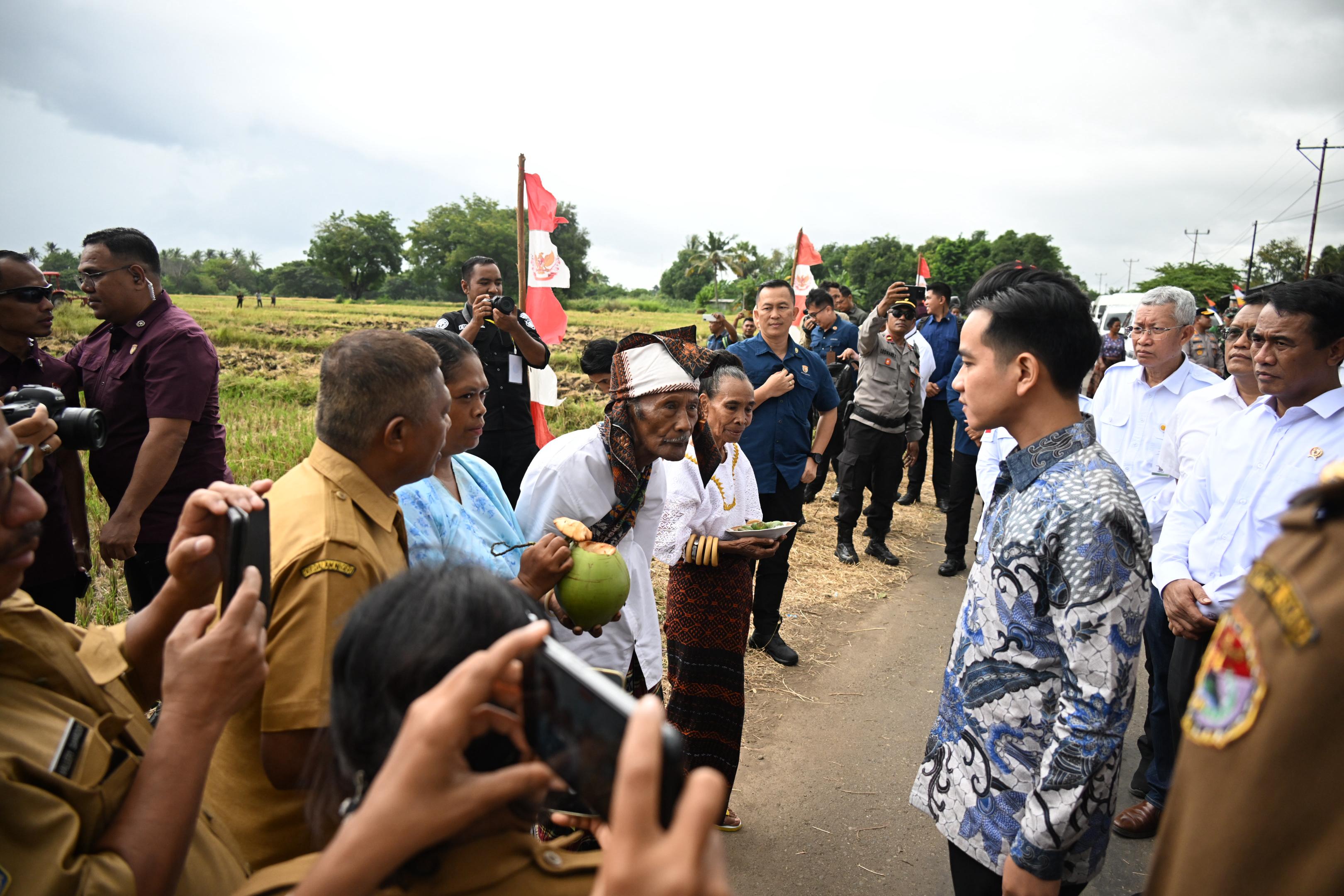 Kunjungi Petani Desa Kolisia di Kabupaten Sikka, Wapres Serahkan Bantuan Traktor Tangan dan Pompa Air Wakil Presiden Gibran Rakabuming mengunjungi NTT. (BeritaNasional/Elvis Sendouw/HO Setwapres)