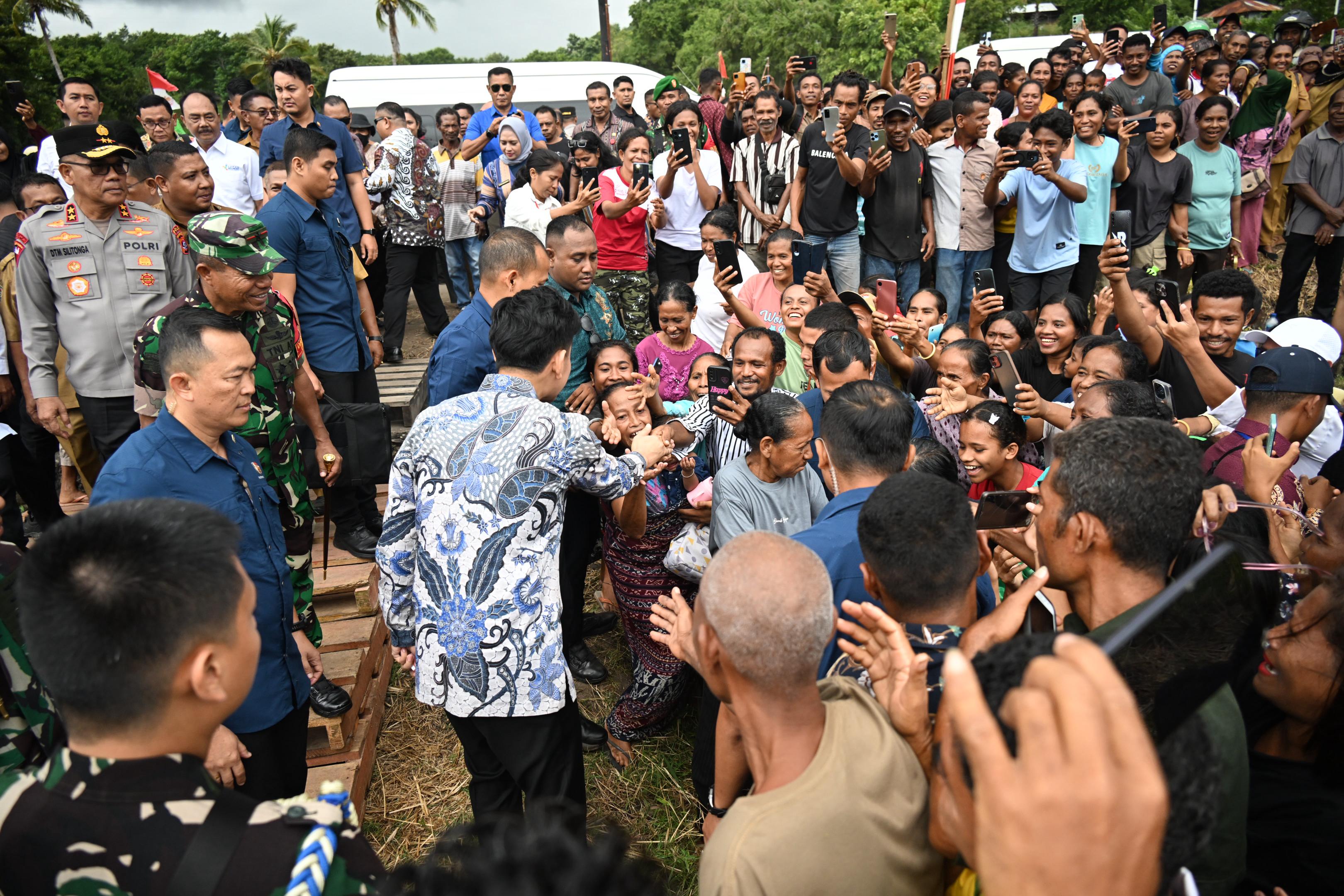 Kunjungi Petani Desa Kolisia di Kabupaten Sikka, Wapres Serahkan Bantuan Traktor Tangan dan Pompa Air Wakil Presiden Gibran Rakabuming mengunjungi NTT. (BeritaNasional/Elvis Sendouw/HO Setwapres)