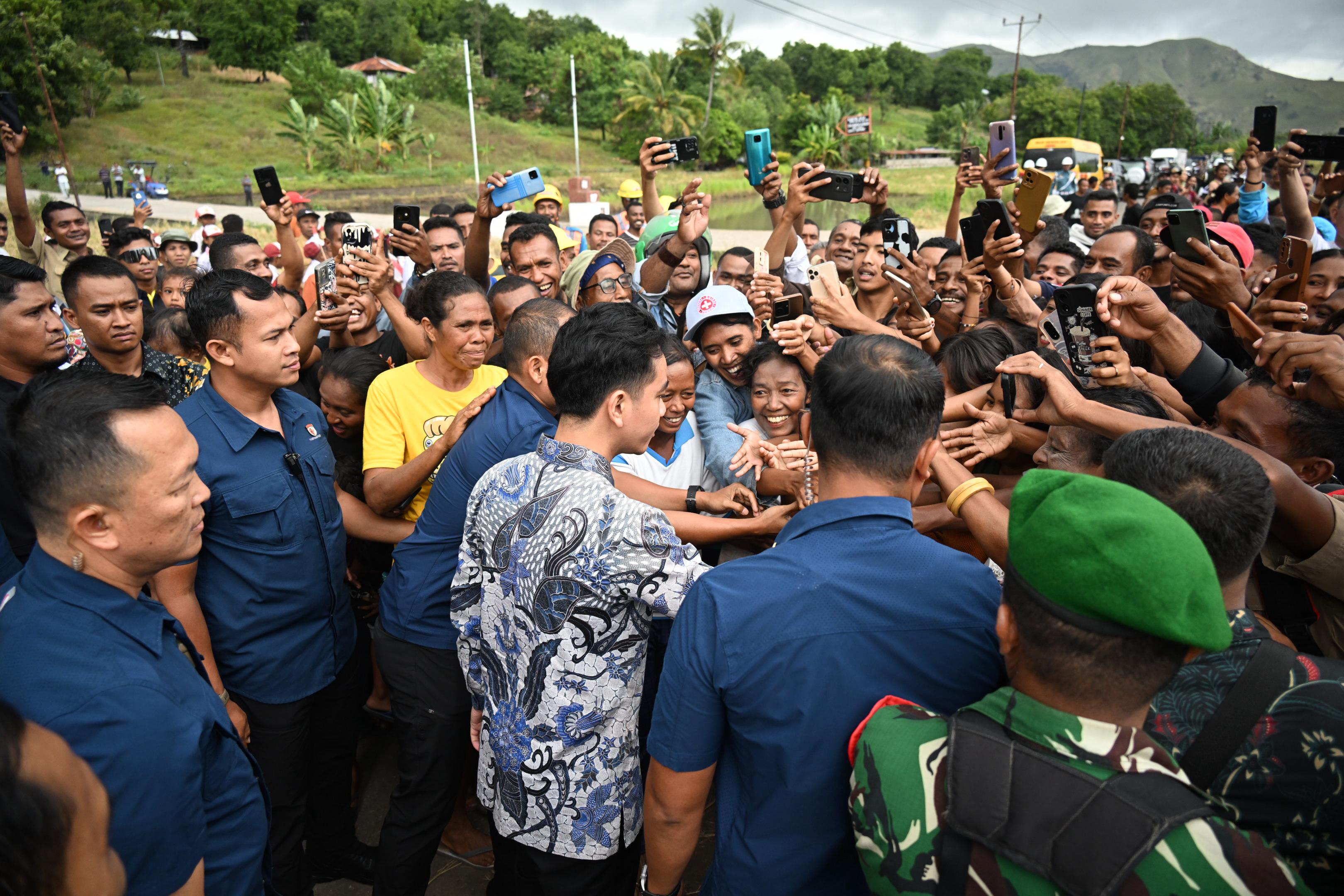 Kunjungi Petani Desa Kolisia di Kabupaten Sikka, Wapres Serahkan Bantuan Traktor Tangan dan Pompa Air Wakil Presiden Gibran Rakabuming mengunjungi NTT. (BeritaNasional/Elvis Sendouw/HO Setwapres)