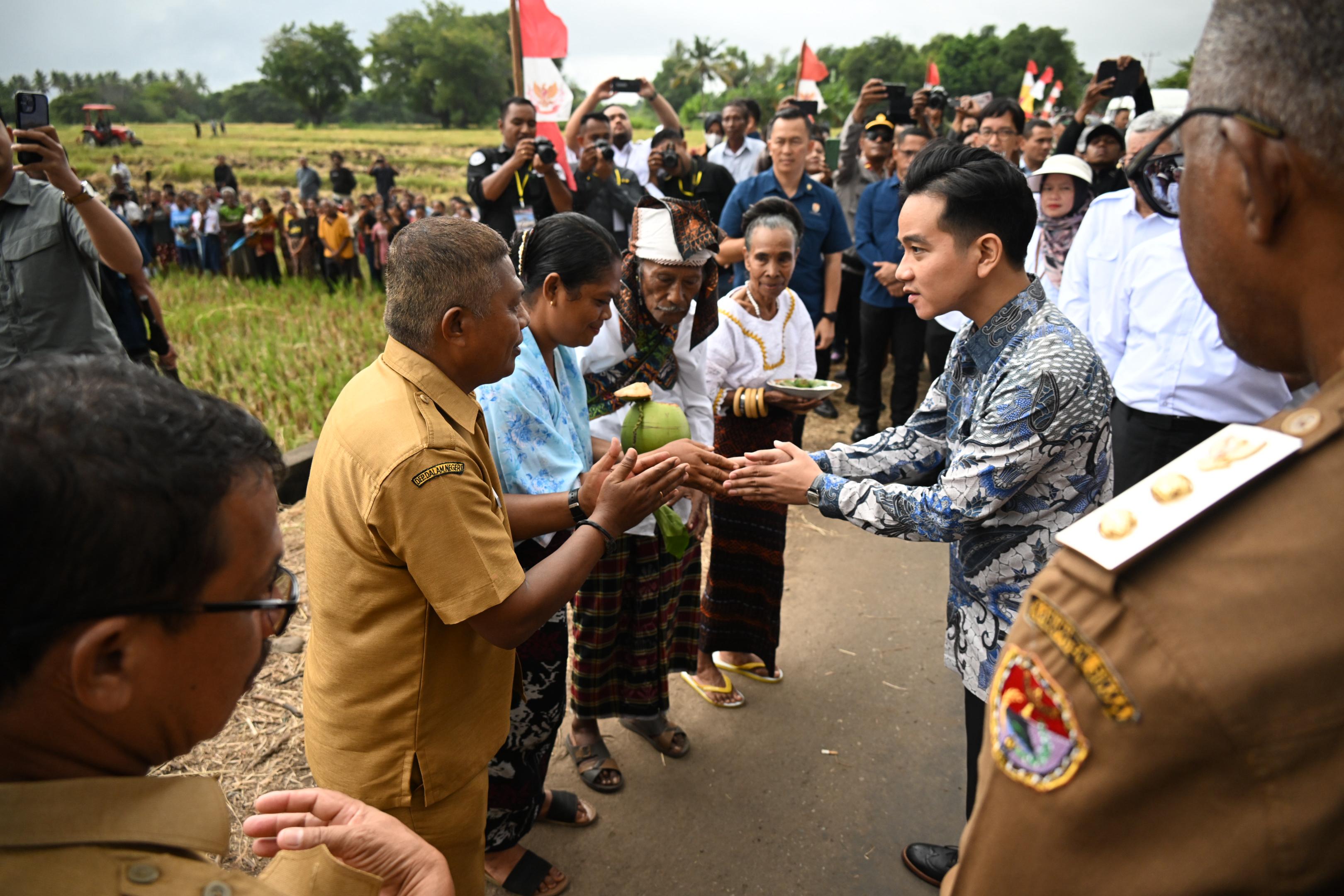Kunjungi Petani Desa Kolisia di Kabupaten Sikka, Wapres Serahkan Bantuan Traktor Tangan dan Pompa Air Wakil Presiden Gibran Rakabuming mengunjungi NTT. (BeritaNasional/Elvis Sendouw/HO Setwapres)