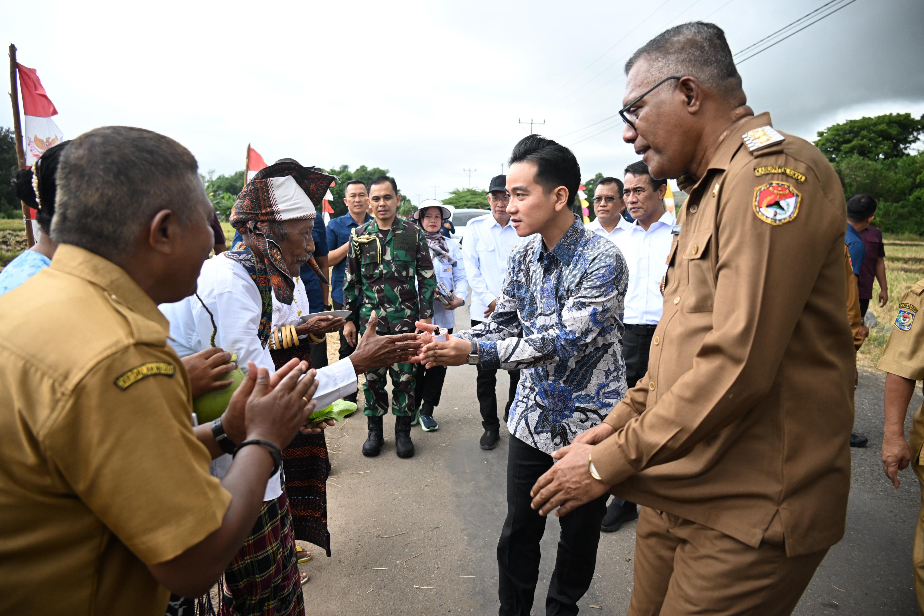 Kunjungi Petani Desa Kolisia di Kabupaten Sikka, Wapres Serahkan Bantuan Traktor Tangan dan Pompa Air Wakil Presiden Gibran Rakabuming mengunjungi NTT. (BeritaNasional/Elvis Sendouw/HO Setwapres)