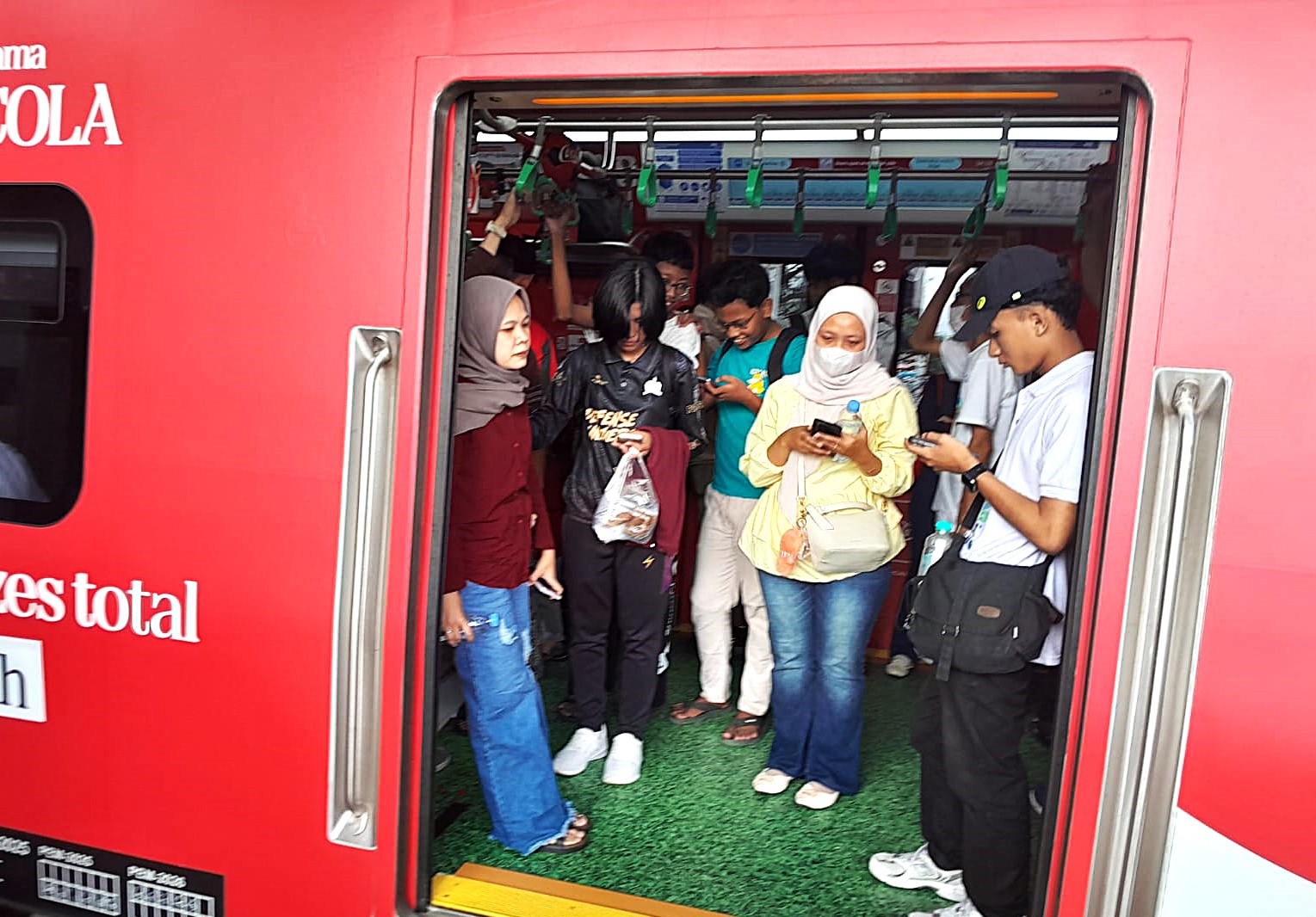 Aktivitas penumpang pengguna jasa Commuter Line (KRL) Bogor-Jakarta. (BeritaNasional/Elvis Sendouw)