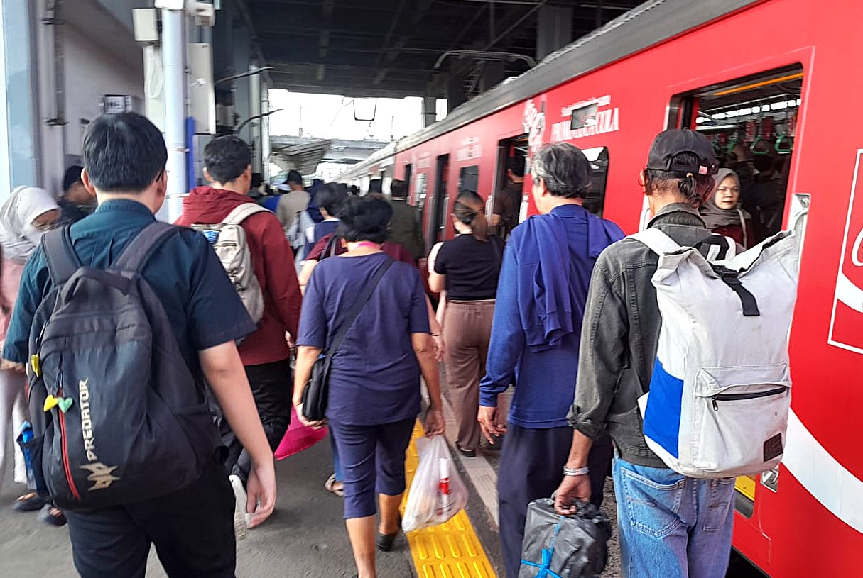 Aktivitas penumpang pengguna jasa Commuter Line (KRL) Bogor-Jakarta. (BeritaNasional/Elvis Sendouw)