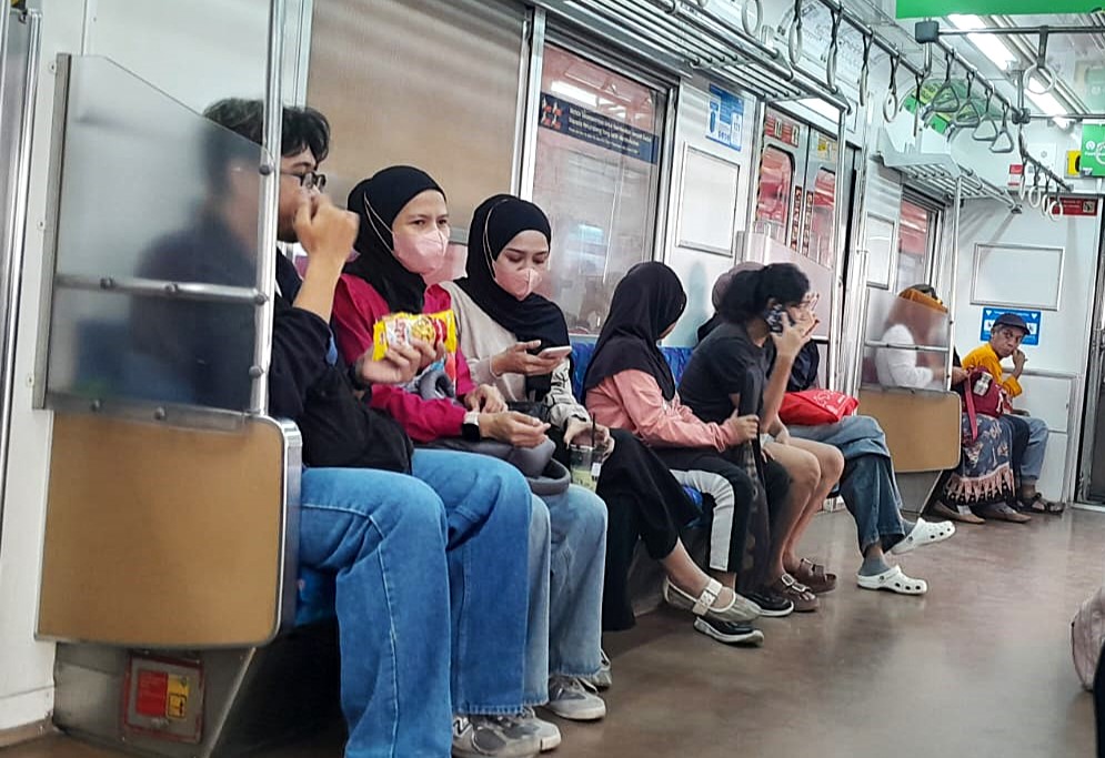 Aktivitas penumpang pengguna jasa Commuter Line (KRL) Bogor-Jakarta. (BeritaNasional/Elvis Sendouw)