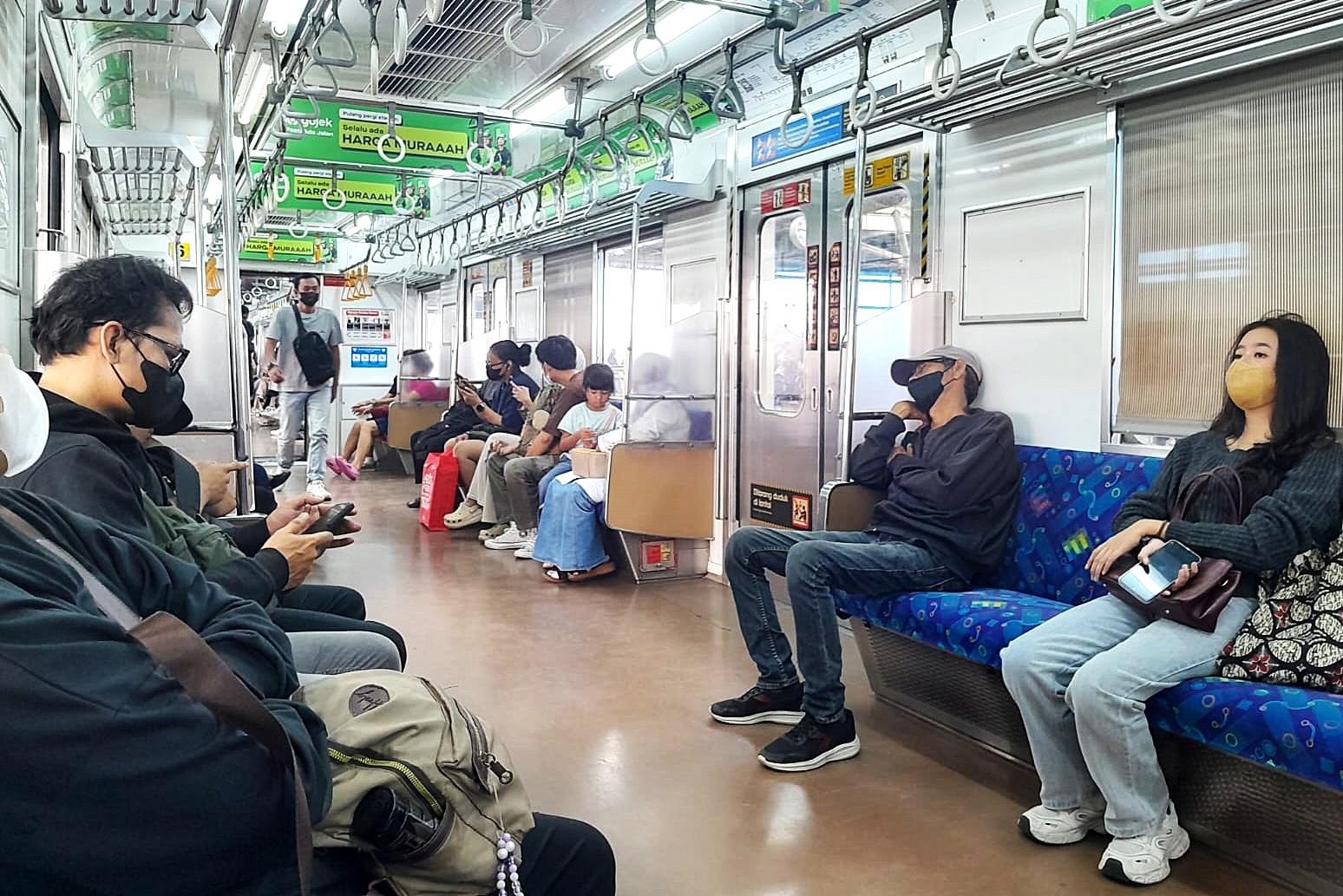 Aktivitas penumpang pengguna jasa Commuter Line (KRL) Bogor-Jakarta. (BeritaNasional/Elvis Sendouw)