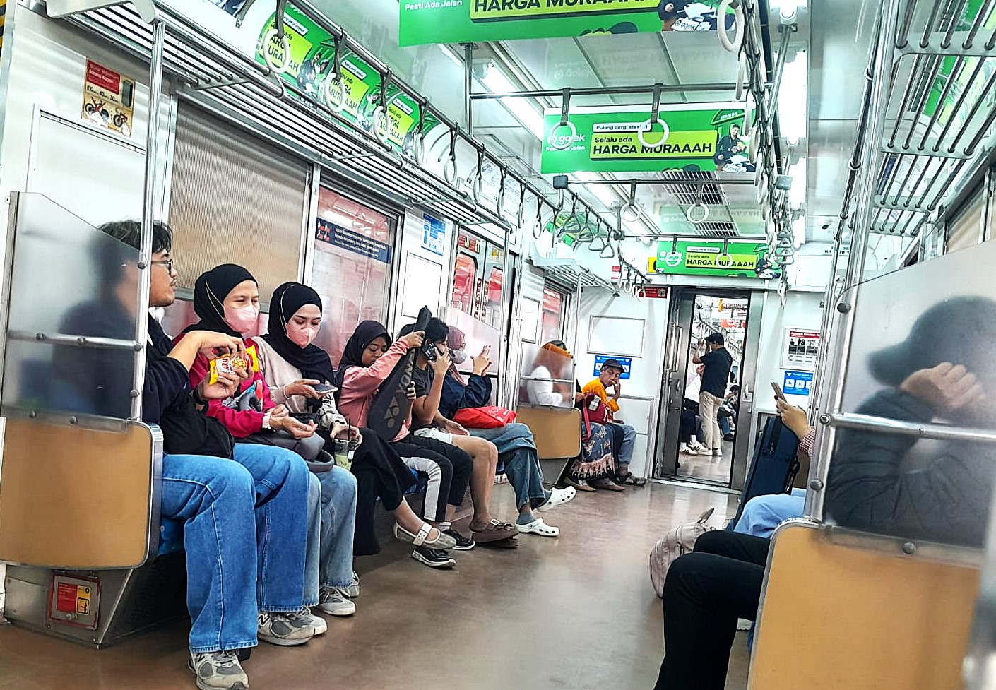 Aktivitas penumpang pengguna jasa Commuter Line (KRL) Bogor-Jakarta. (BeritaNasional/Elvis Sendouw)