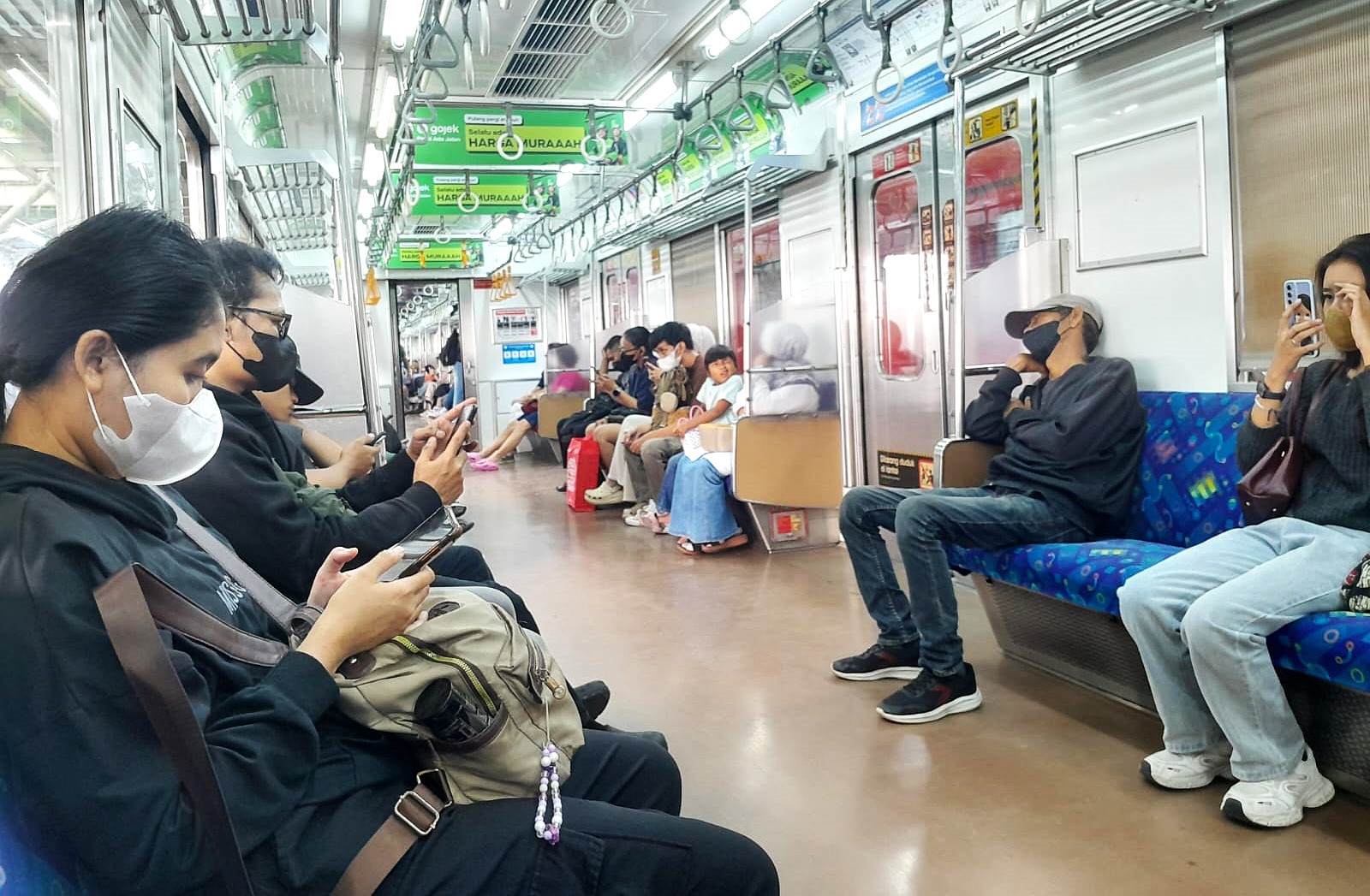 Aktivitas penumpang pengguna jasa Commuter Line (KRL) Bogor-Jakarta. (BeritaNasional/Elvis Sendouw)