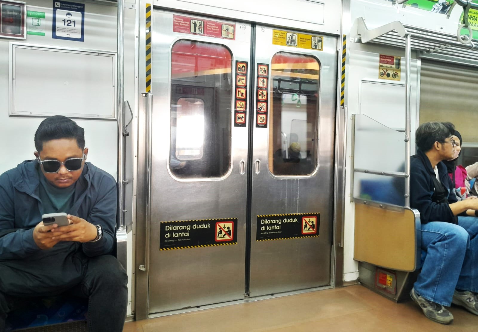 Aktivitas penumpang pengguna jasa Commuter Line (KRL) Bogor-Jakarta. (BeritaNasional/Elvis Sendouw)
