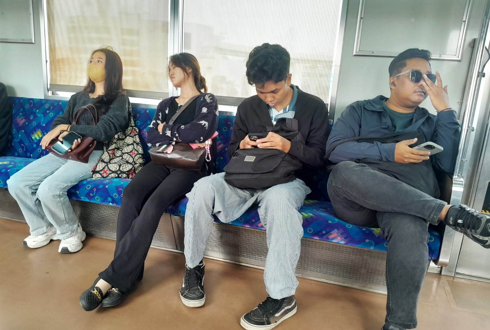Aktivitas penumpang pengguna jasa Commuter Line (KRL) Bogor-Jakarta. (BeritaNasional/Elvis Sendouw)