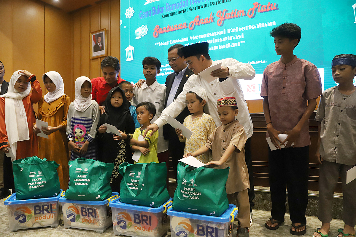 KWP bekerjasama dengan Biro Pemberitaan DPR membagikan paket Sembako dan Uang kepada 25 anak Yatim. (BeritaNasional/Elvis Sendouw)