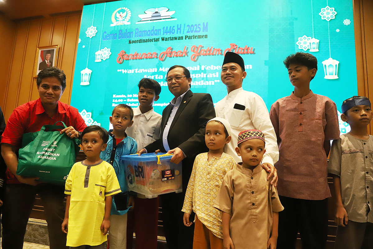 KWP bekerjasama dengan Biro Pemberitaan DPR membagikan paket Sembako dan Uang kepada 25 anak Yatim. (BeritaNasional/Elvis Sendouw)