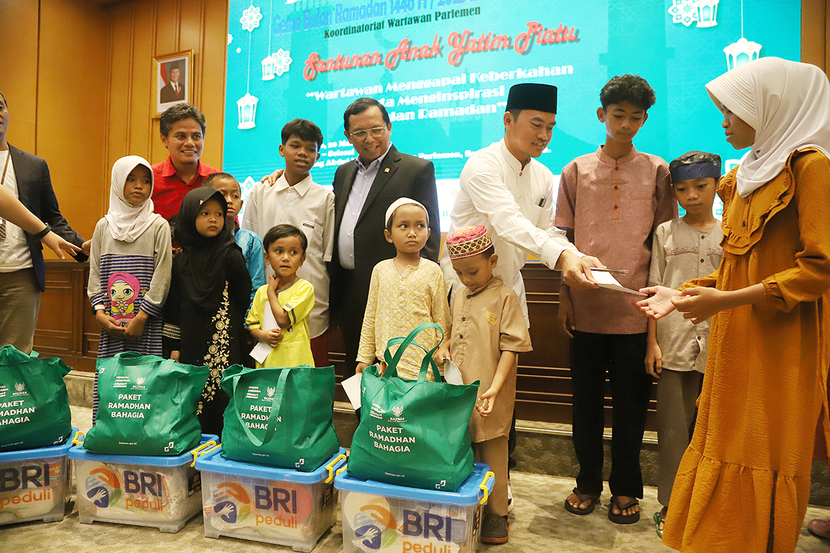 KWP bekerjasama dengan Biro Pemberitaan DPR membagikan paket Sembako dan Uang kepada 25 anak Yatim. (BeritaNasional/Elvis Sendouw)