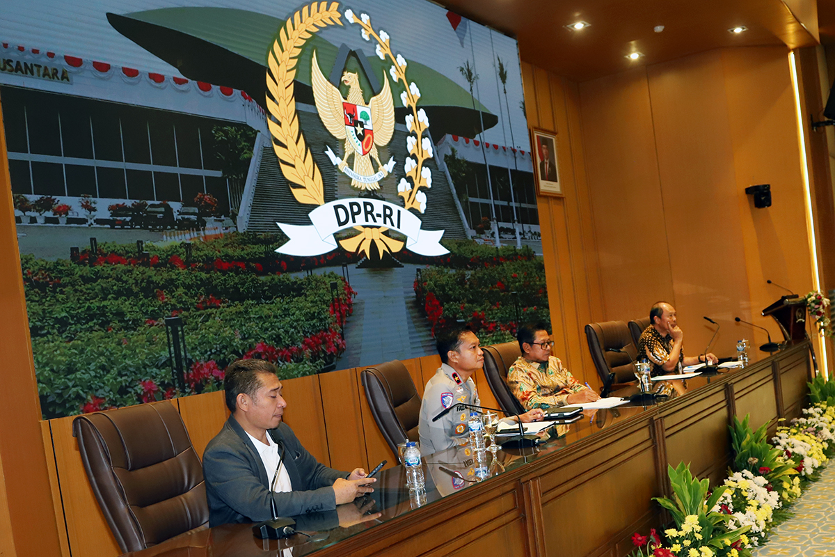 Koordinatoriat Wartawan Parlemen (KWP) bekerja sama dengan Biro Pemberitaan DPR RI menggelar diskusi Forum Dialektika dengan tema:  "Kecelakaan Kereta Bekasi Timur: Momentum Evaluasi Kebijakan Transportasi Nasional". (BeritaNasional/Elvis Sendouw)