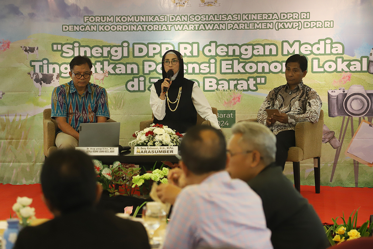 Diskusi Forum Komuniksi dan Sosialisasi Kinerja DPR RI bertajuk "Sinergi DPR RI dengan Media, Tingkatkan Sinergi Potensi Ekonomi Lokal di Jawa Barat". (BeritaNasional/Elvis Sendouw)