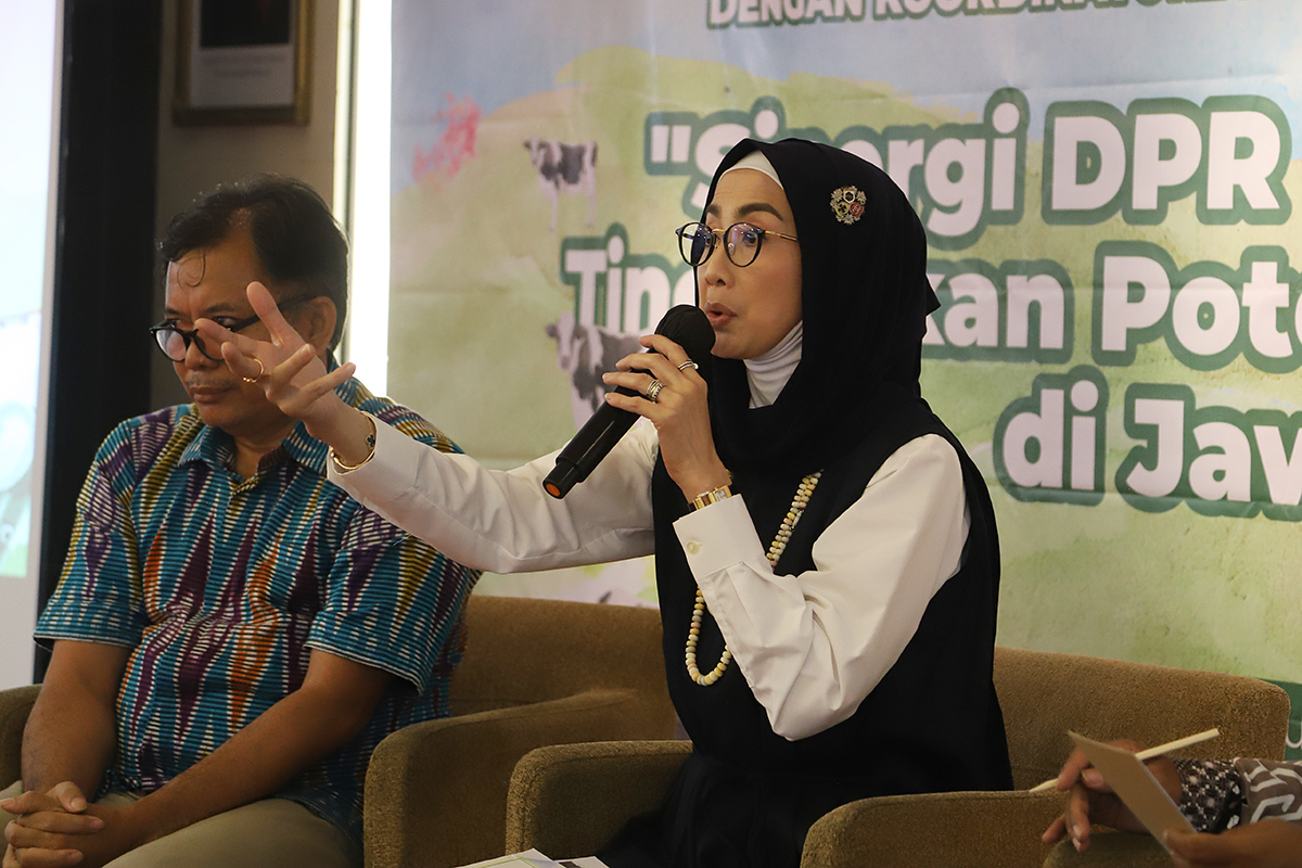 Diskusi Forum Komuniksi dan Sosialisasi Kinerja DPR RI bertajuk "Sinergi DPR RI dengan Media, Tingkatkan Sinergi Potensi Ekonomi Lokal di Jawa Barat". (BeritaNasional/Elvis Sendouw)