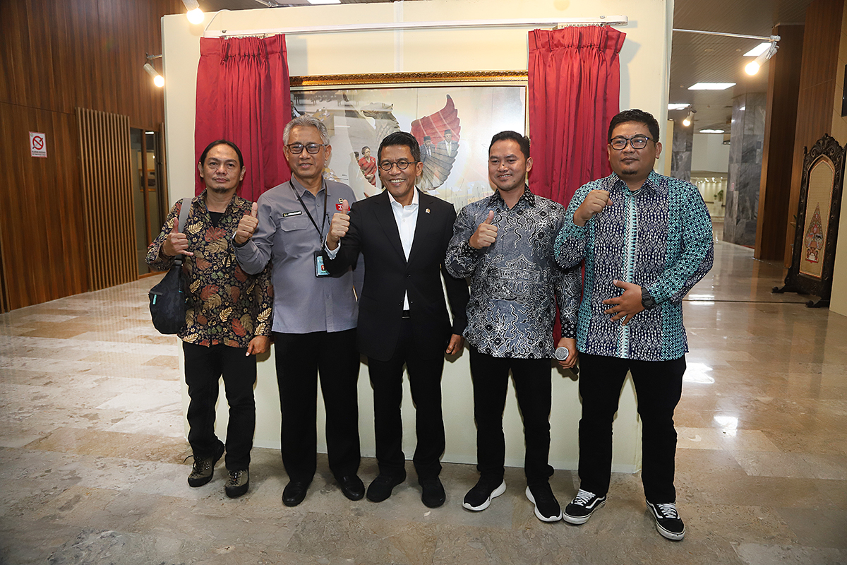 KWP Bersama DPR Gelar Pameran Foto dan Anugerah Jurnalistik Ketua Komisi XI DPR Muhammad Misbakhun didampingi oleh Kepala Biro Pemberitaan DPR RI Indra Pahlevi dan Ketua Koordinatoriat Wartawan Parlemen (KWP) Ariawan meninjau pameran foto DPR. (BeritaNasional/Elvis Sendouw)