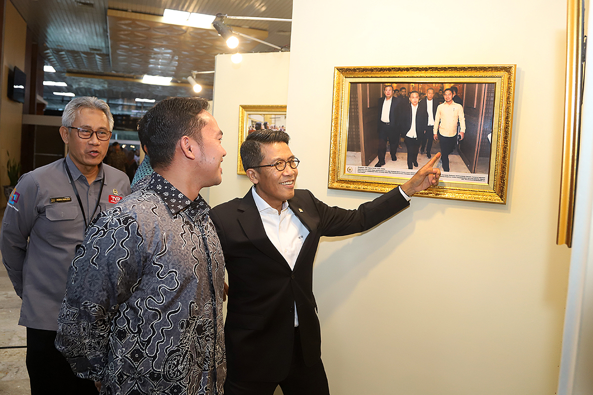 KWP Bersama DPR Gelar Pameran Foto dan Anugerah Jurnalistik Ketua Komisi XI DPR Muhammad Misbakhun didampingi oleh Kepala Biro Pemberitaan DPR RI Indra Pahlevi dan Ketua Koordinatoriat Wartawan Parlemen (KWP) Ariawan meninjau pameran foto DPR. (BeritaNasional/Elvis Sendouw)