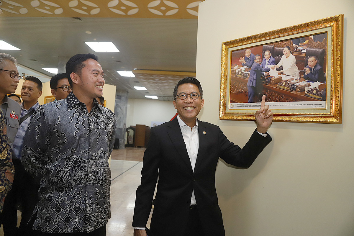 KWP Bersama DPR Gelar Pameran Foto dan Anugerah Jurnalistik Ketua Komisi XI DPR Muhammad Misbakhun didampingi oleh Kepala Biro Pemberitaan DPR RI Indra Pahlevi dan Ketua Koordinatoriat Wartawan Parlemen (KWP) Ariawan meninjau pameran foto DPR. (BeritaNasional/Elvis Sendouw)