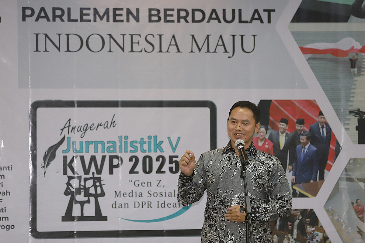 KWP Bersama DPR Gelar Pameran Foto dan Anugerah Jurnalistik Ketua Komisi XI DPR Muhammad Misbakhun didampingi oleh Kepala Biro Pemberitaan DPR RI Indra Pahlevi dan Ketua Koordinatoriat Wartawan Parlemen (KWP) Ariawan meninjau pameran foto DPR. (BeritaNasional/Elvis Sendouw)