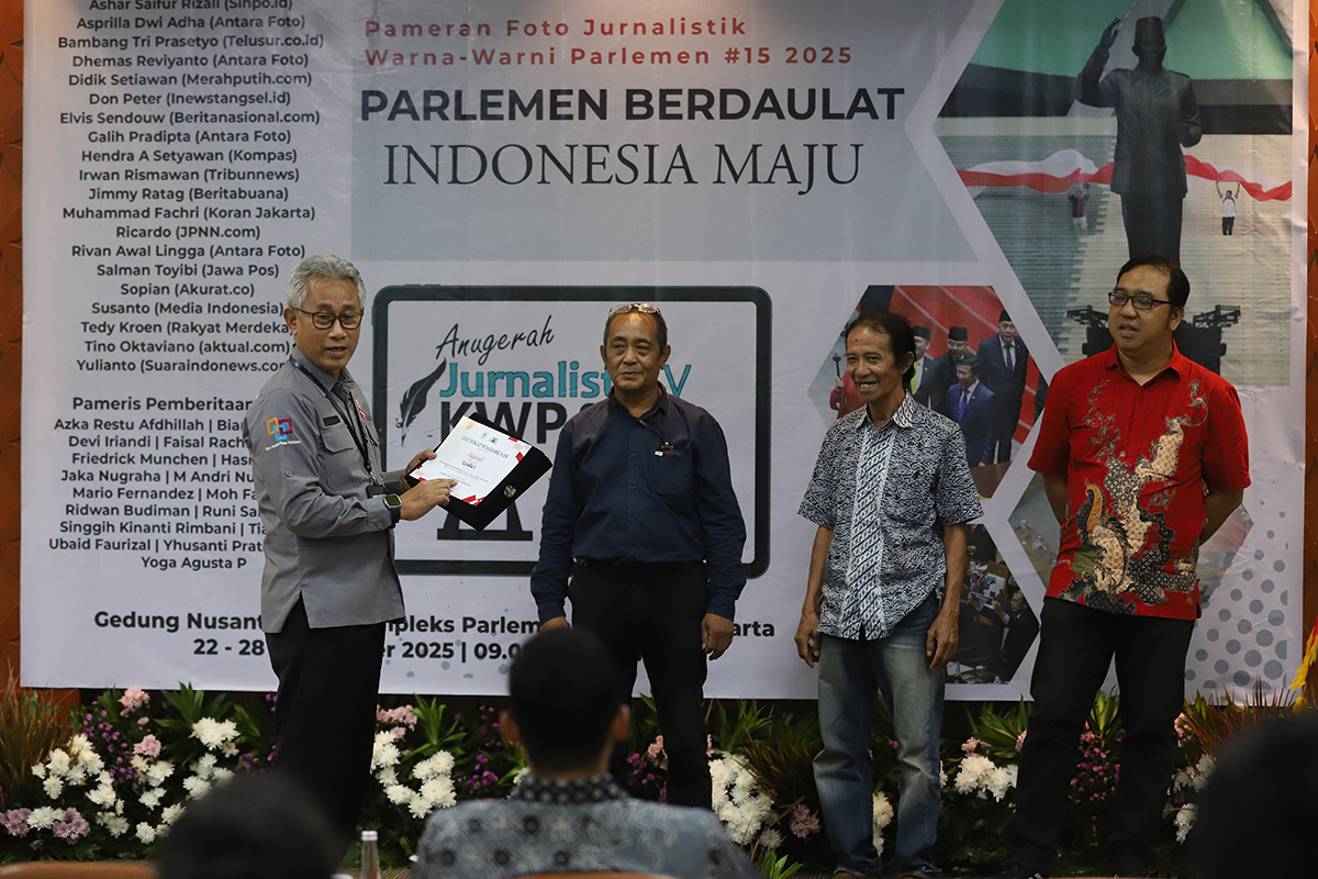 KWP Bersama DPR Gelar Pameran Foto dan Anugerah Jurnalistik Ketua Komisi XI DPR Muhammad Misbakhun didampingi oleh Kepala Biro Pemberitaan DPR RI Indra Pahlevi dan Ketua Koordinatoriat Wartawan Parlemen (KWP) Ariawan meninjau pameran foto DPR. (BeritaNasional/Elvis Sendouw)