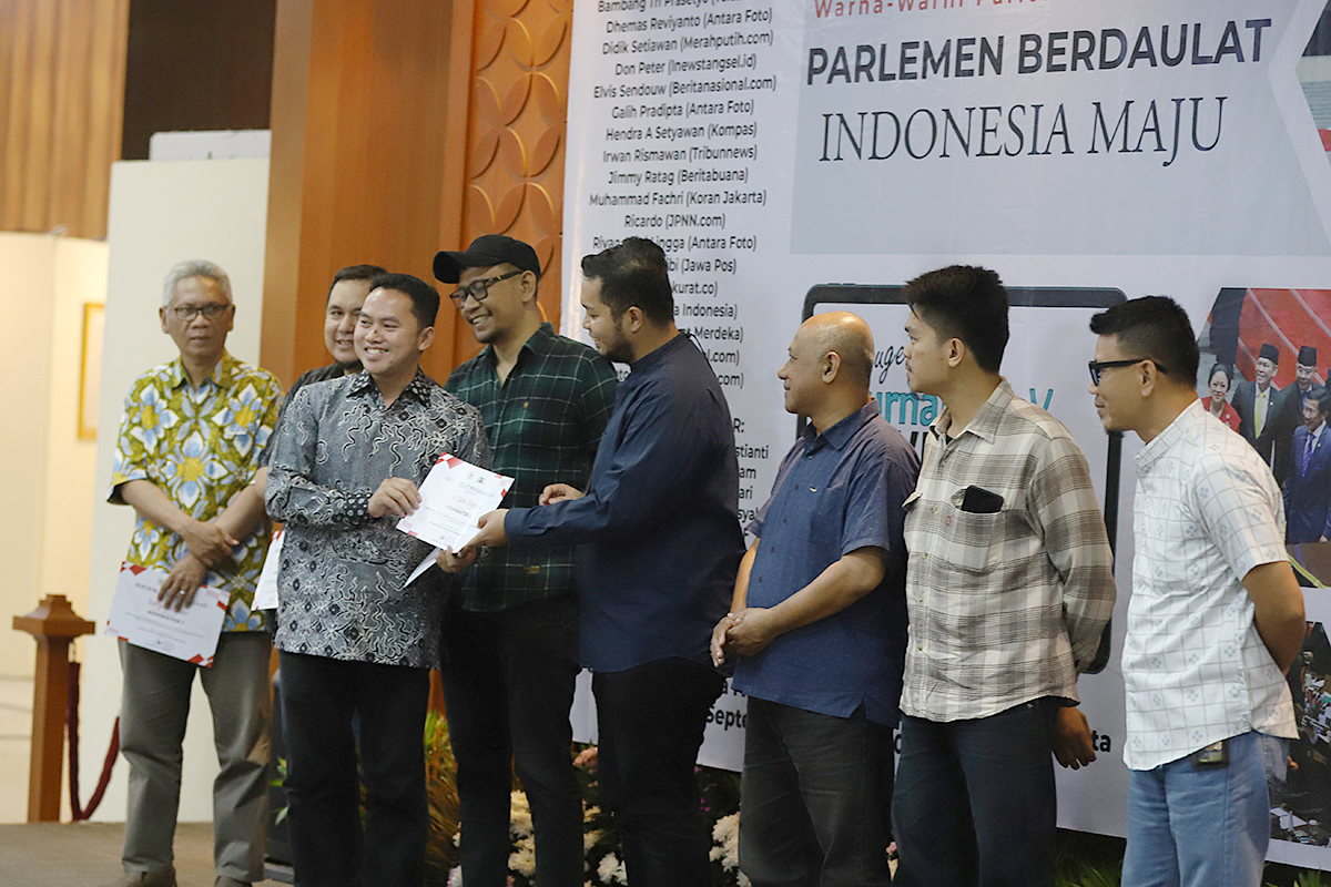 KWP Bersama DPR Gelar Pameran Foto dan Anugerah Jurnalistik Ketua Komisi XI DPR Muhammad Misbakhun didampingi oleh Kepala Biro Pemberitaan DPR RI Indra Pahlevi dan Ketua Koordinatoriat Wartawan Parlemen (KWP) Ariawan meninjau pameran foto DPR. (BeritaNasional/Elvis Sendouw)