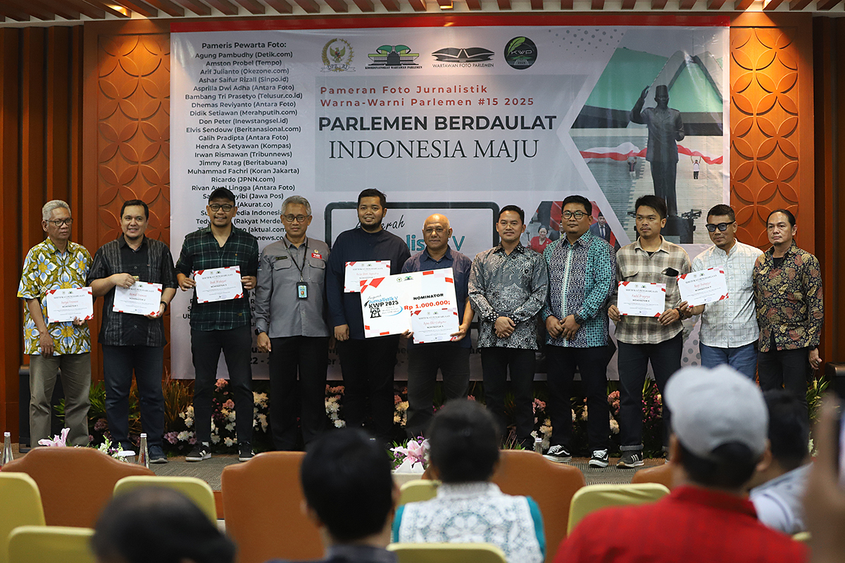 KWP Bersama DPR Gelar Pameran Foto dan Anugerah Jurnalistik Ketua Komisi XI DPR Muhammad Misbakhun didampingi oleh Kepala Biro Pemberitaan DPR RI Indra Pahlevi dan Ketua Koordinatoriat Wartawan Parlemen (KWP) Ariawan meninjau pameran foto DPR. (BeritaNasional/Elvis Sendouw)