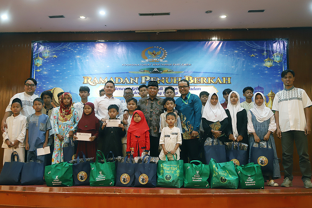 Koordinatoriat Wartawan Parlemen (KWP) bersama DPR memberikan santuanan untuk yatim piatu. (BeritaNasional/Elvis Sendouw)