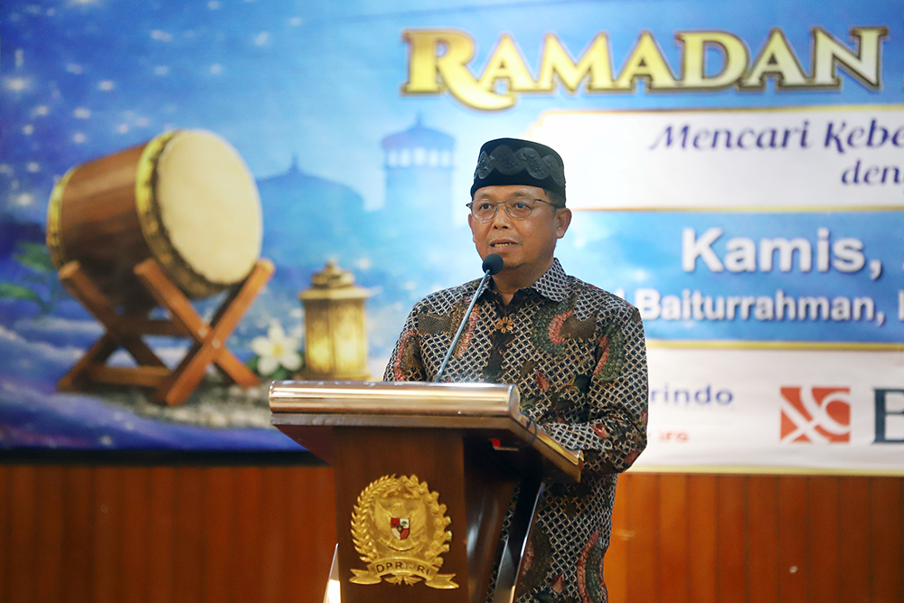 Koordinatoriat Wartawan Parlemen (KWP) bersama DPR memberikan santuanan untuk yatim piatu. (BeritaNasional/Elvis Sendouw)