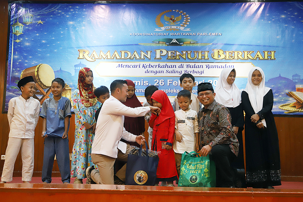 Koordinatoriat Wartawan Parlemen (KWP) bersama DPR memberikan santuanan untuk yatim piatu. (BeritaNasional/Elvis Sendouw)