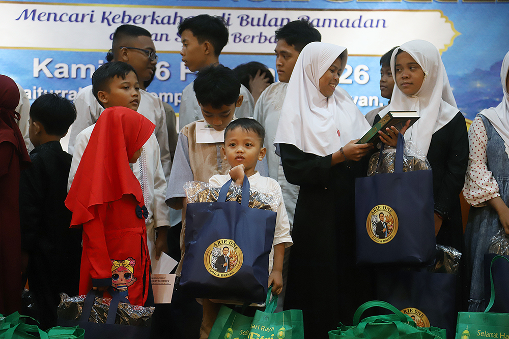 Koordinatoriat Wartawan Parlemen (KWP) bersama DPR memberikan santuanan untuk yatim piatu. (BeritaNasional/Elvis Sendouw)