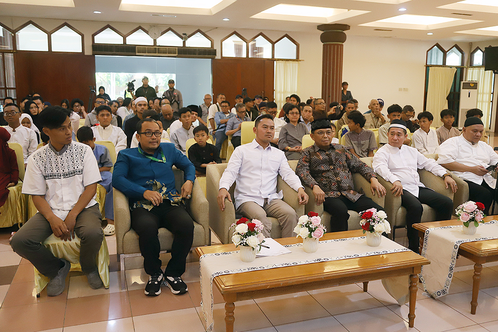 Koordinatoriat Wartawan Parlemen (KWP) bersama DPR memberikan santuanan untuk yatim piatu. (BeritaNasional/Elvis Sendouw)