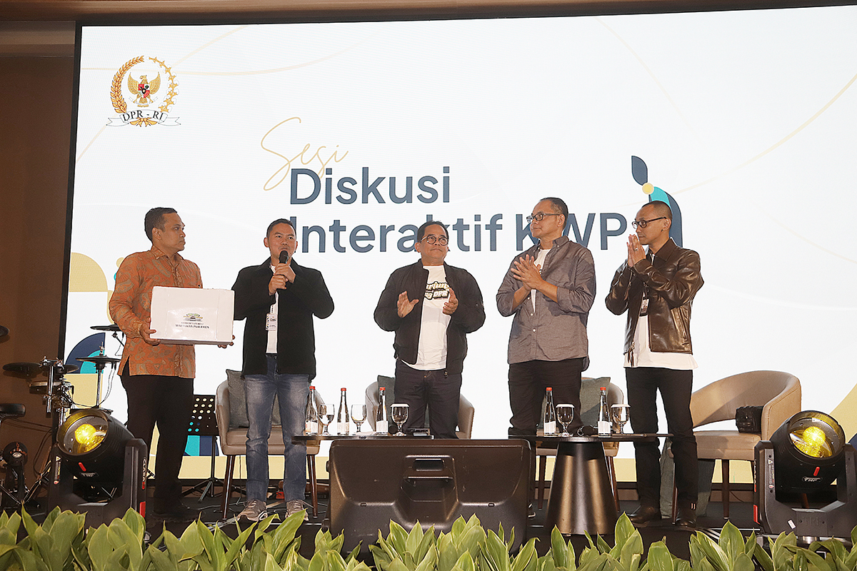 Koordinatoriat Wartawan Parlemen (KWP) menghimpun sumbangan untuk korban bencana Sumatera Rp 30 Juta. (BeritaNasional/Elvis Sendouw)