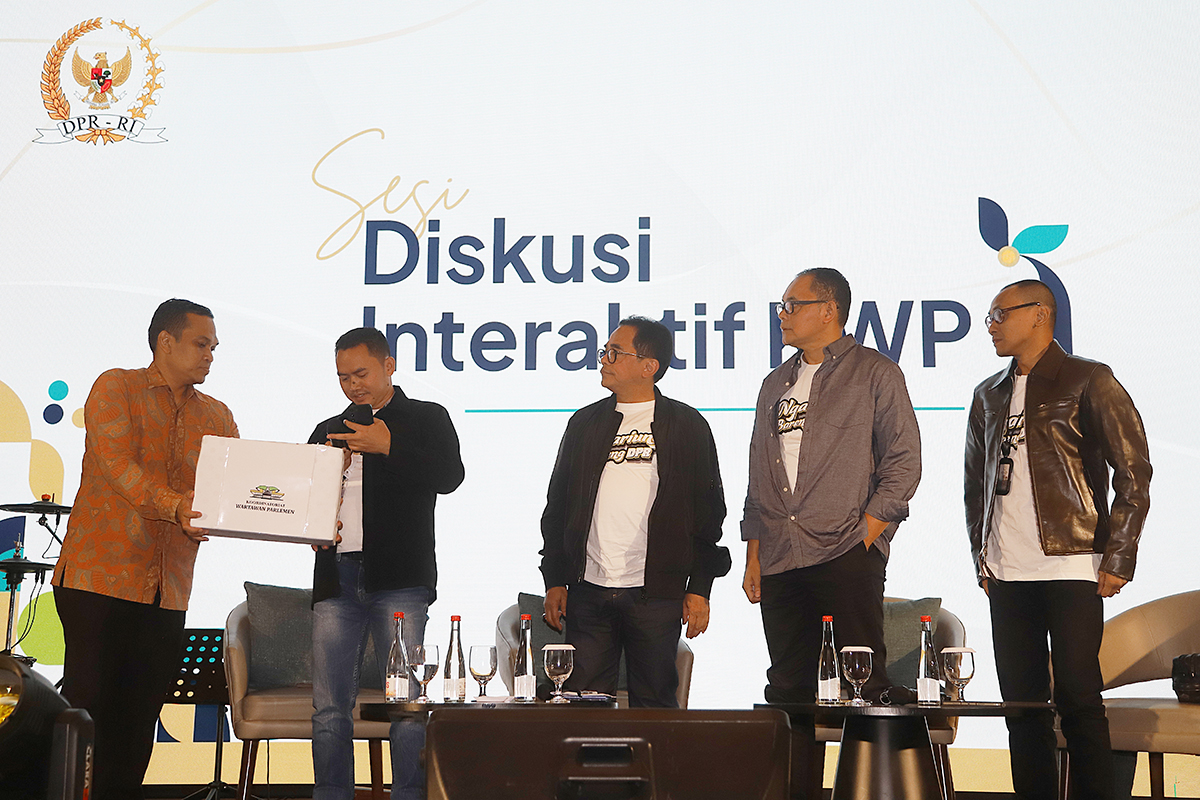 Koordinatoriat Wartawan Parlemen (KWP) menghimpun sumbangan untuk korban bencana Sumatera Rp 30 Juta. (BeritaNasional/Elvis Sendouw)
