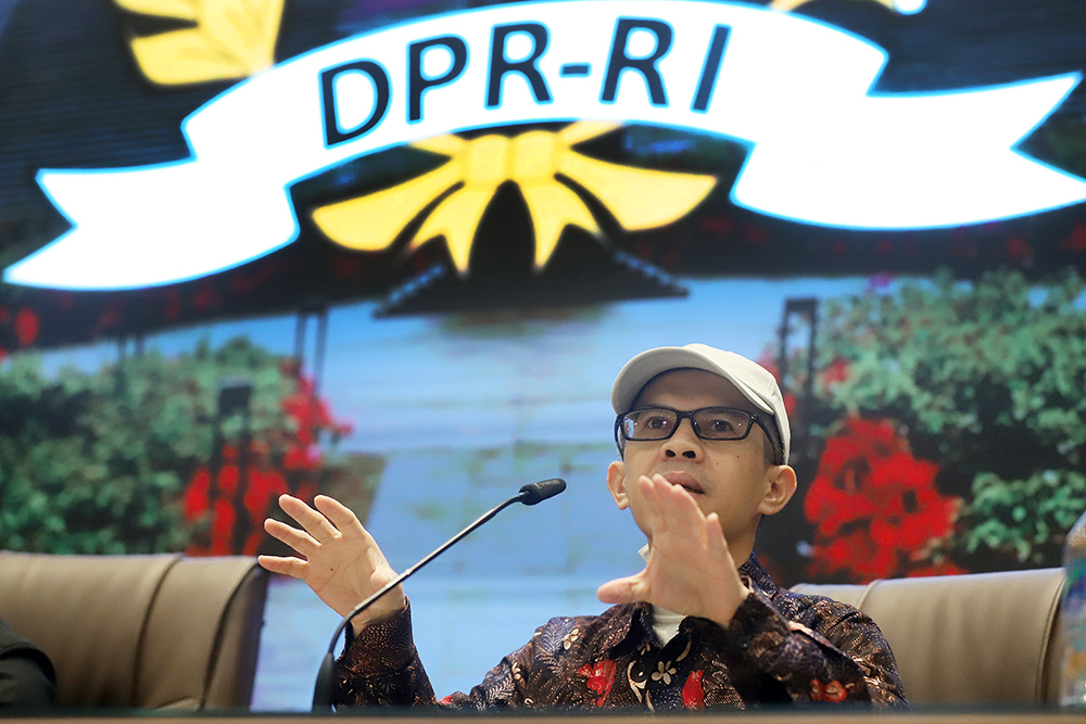 Koordinatoriat Wartawan Parlemen (KWP) bekerja sama dengan Biro Pemberitaan DPR RI menggelar diskusi  Dialektika Demokrasi dengan tema "Membangun Kedaulatan Ekonomi dalam Bingkai Demokrasi Pancasila". (BeritaNasional/Elvis Sendouw)