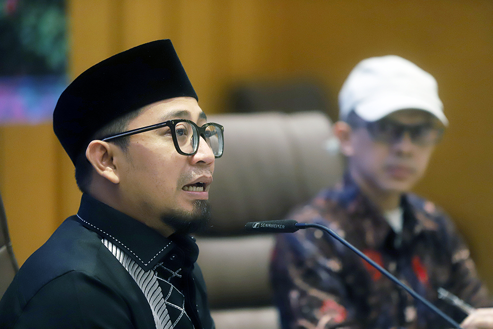 Koordinatoriat Wartawan Parlemen (KWP) bekerja sama dengan Biro Pemberitaan DPR RI menggelar diskusi  Dialektika Demokrasi dengan tema "Membangun Kedaulatan Ekonomi dalam Bingkai Demokrasi Pancasila". (BeritaNasional/Elvis Sendouw)