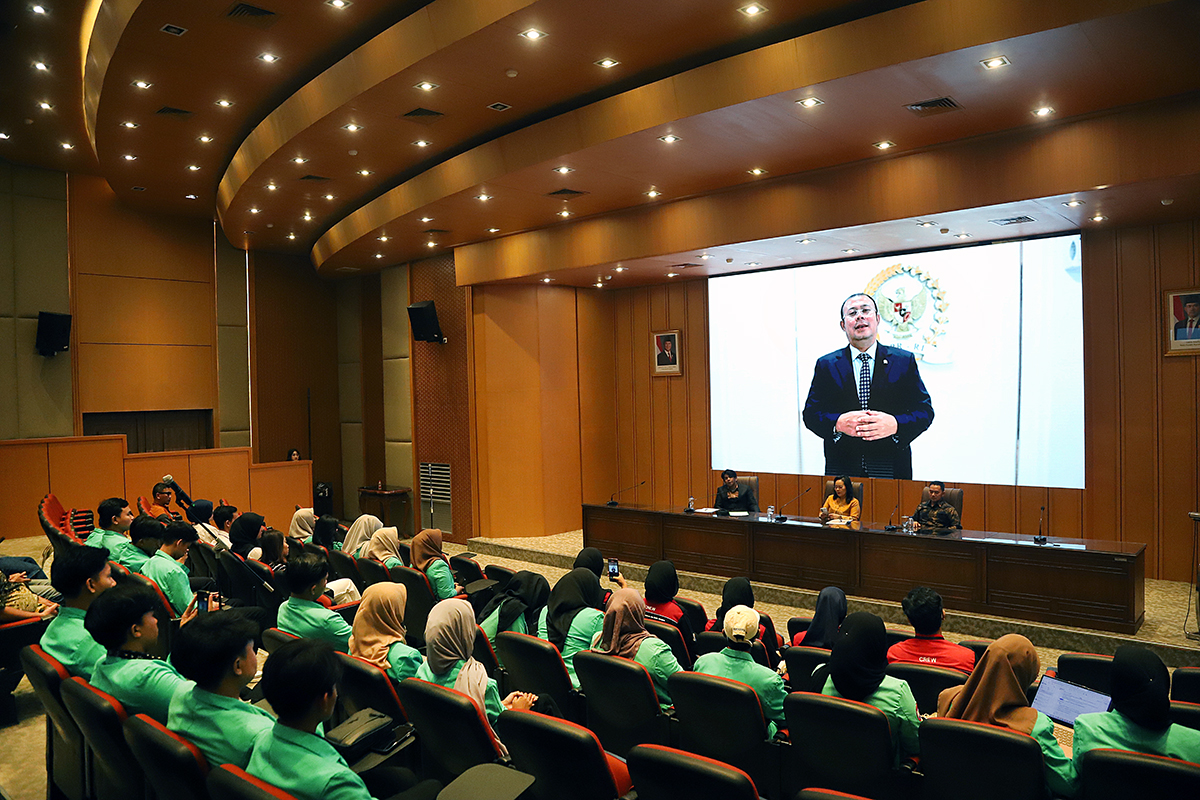 KWP Gelar Seminar Nasional dengan Tema Peran BUMN dalam Memperkuat Ekonomi dalam Negeri Seminar Nasional dengan tema “PERAN BUMN DALAM MEMPERKUAT EKONOMI DALAM NEGERI”. (BeritaNasional/Elvis Sendouw)
