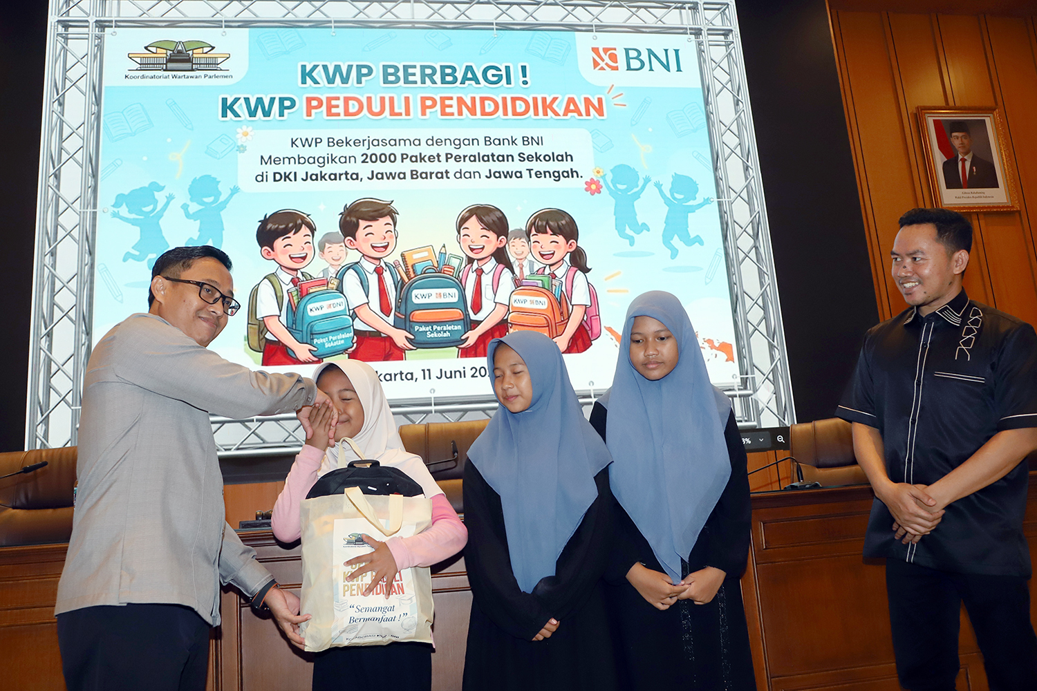 Koordinatoriat Wartawan Parlemen (KWP) berbagi talikasih untuk anak yatim piatu. (BeritaNasional/Elvis Sendouw)