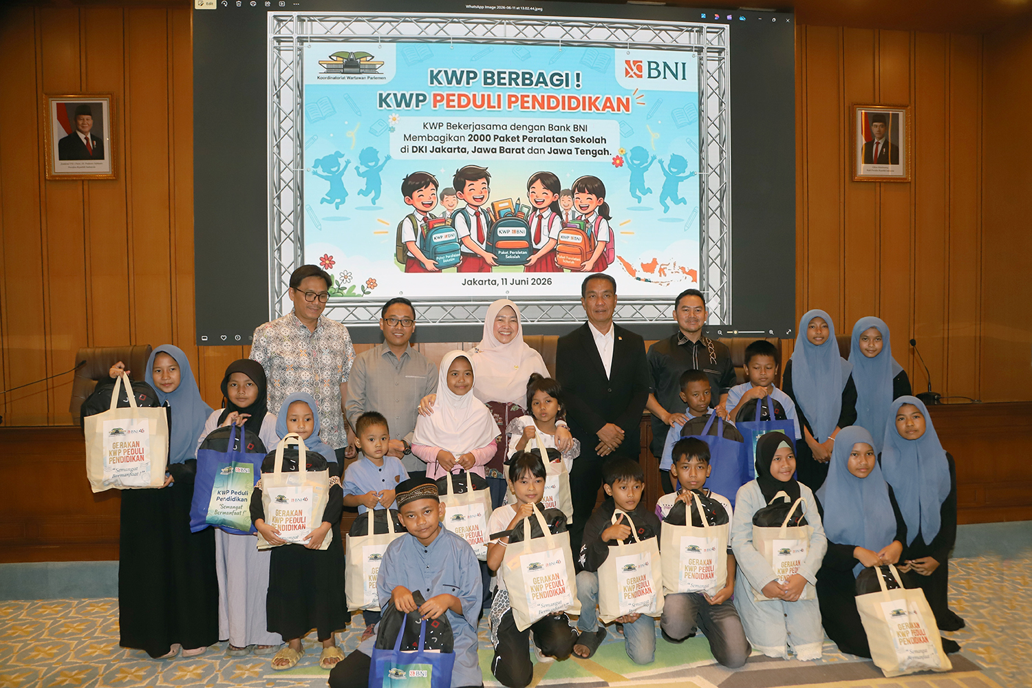 Koordinatoriat Wartawan Parlemen (KWP) berbagi talikasih untuk anak yatim piatu. (BeritaNasional/Elvis Sendouw)