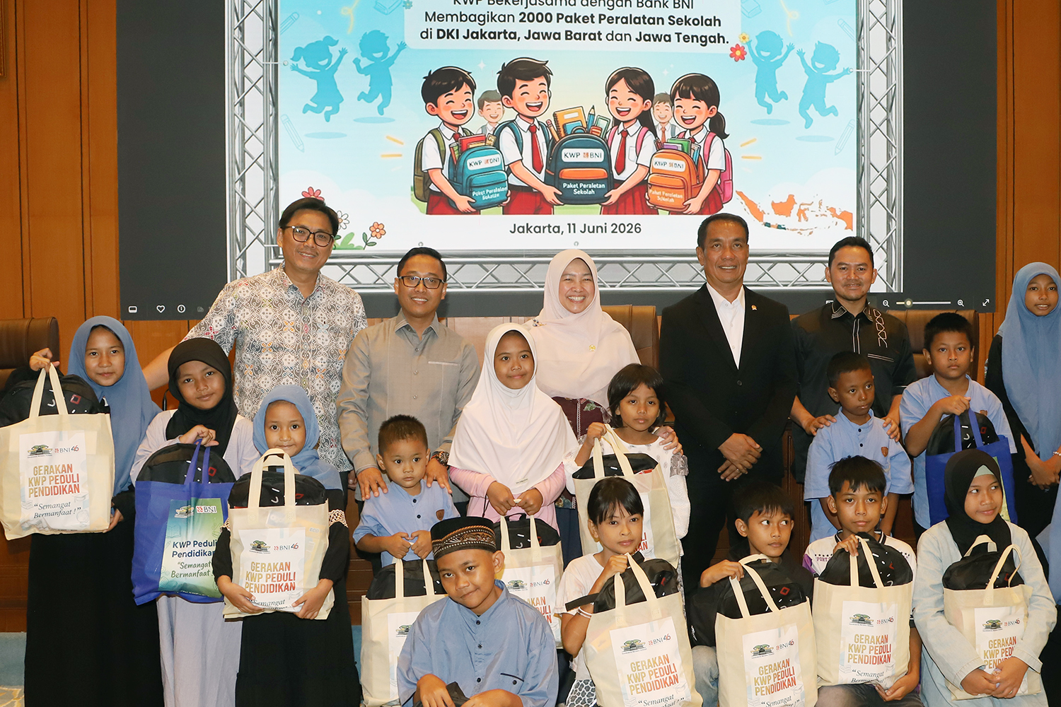 Koordinatoriat Wartawan Parlemen (KWP) berbagi talikasih untuk anak yatim piatu. (BeritaNasional/Elvis Sendouw)