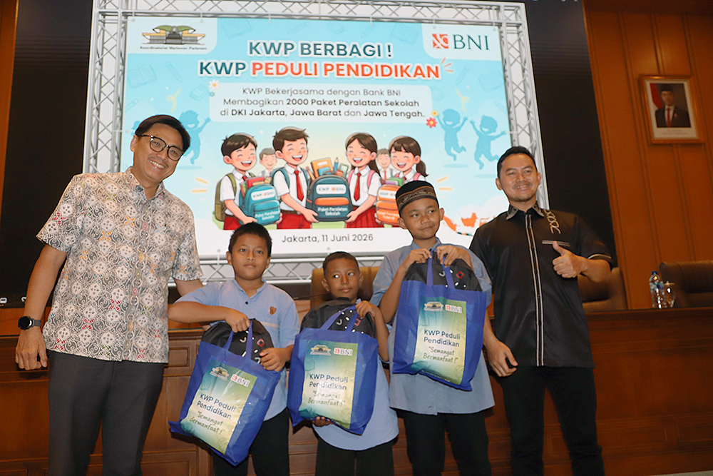 Koordinatoriat Wartawan Parlemen (KWP) berbagi talikasih untuk anak yatim piatu. (BeritaNasional/Elvis Sendouw)