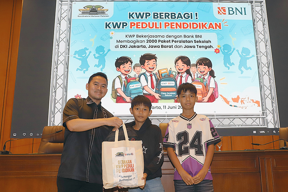 Koordinatoriat Wartawan Parlemen (KWP) berbagi talikasih untuk anak yatim piatu. (BeritaNasional/Elvis Sendouw)