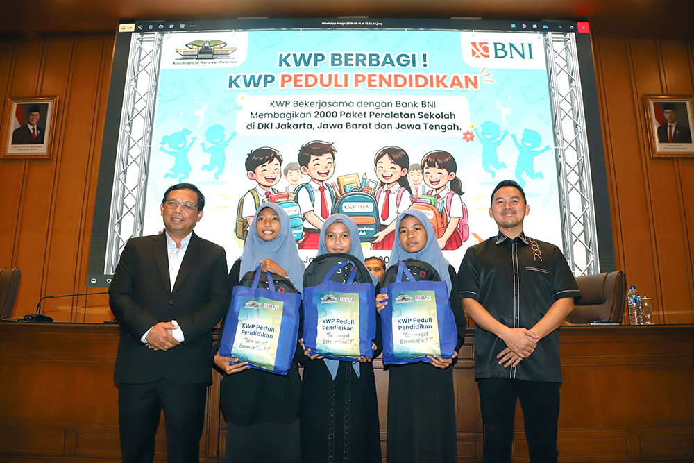 Koordinatoriat Wartawan Parlemen (KWP) berbagi talikasih untuk anak yatim piatu. (BeritaNasional/Elvis Sendouw)