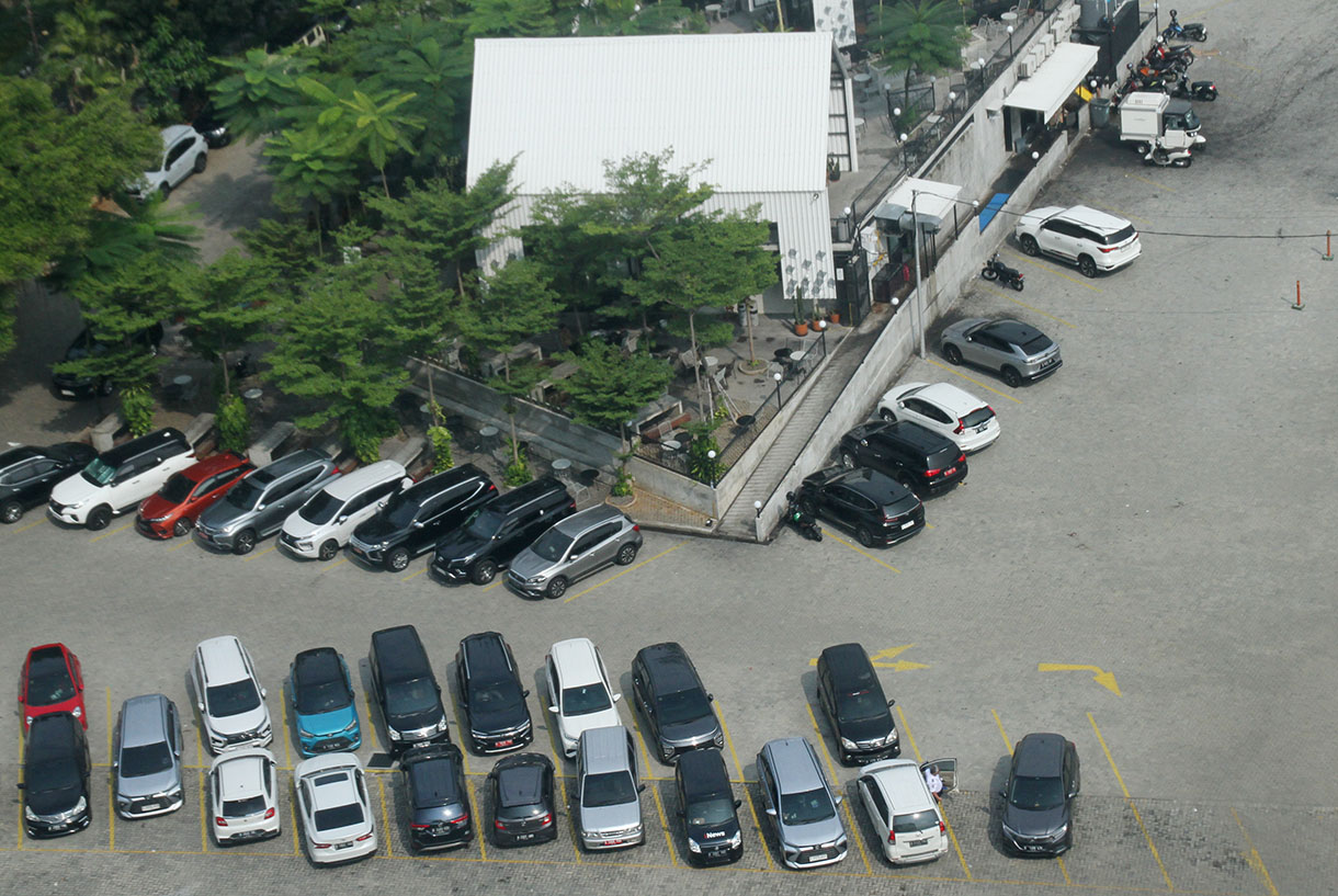 Sejumlah kendaraan parkir di tempat parkir Jl. Medan Merdeka Barat, Jakarta, Senin (30/9/2024). (BeritaNasional.com/Oke Atmaja)