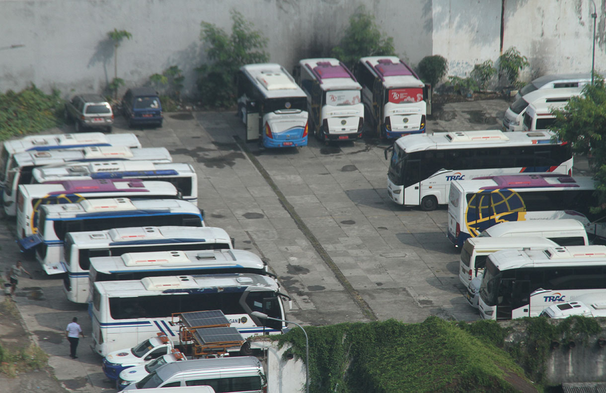 Sejumlah kendaraan parkir di tempat parkir Jl. Medan Merdeka Barat, Jakarta, Senin (30/9/2024). (BeritaNasional.com/Oke Atmaja)