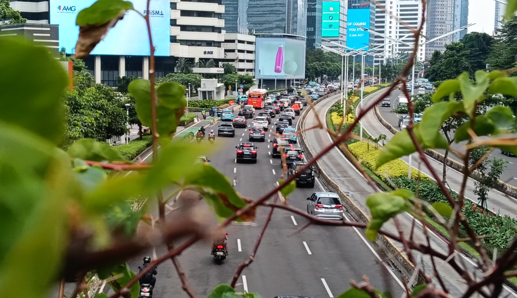 Kendaraan melintas di Jalan Jenderal Sudirman, Jakarta, Senin (4/5/2026).  (Beritanasional.com/Oke Atmaja)