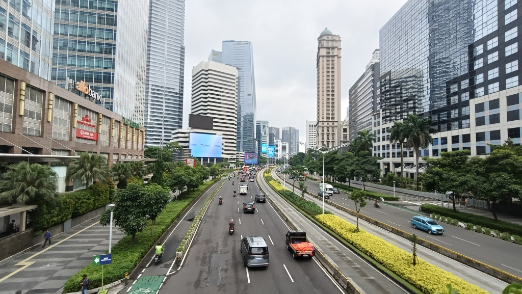 Kendaraan melintas di Jalan Jenderal Sudirman, Jakarta, Senin (4/5/2026).  (Beritanasional.com/Oke Atmaja)