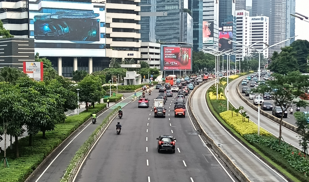 Kendaraan melintas di Jalan Jenderal Sudirman, Jakarta, Senin (4/5/2026).  (Beritanasional.com/Oke Atmaja)