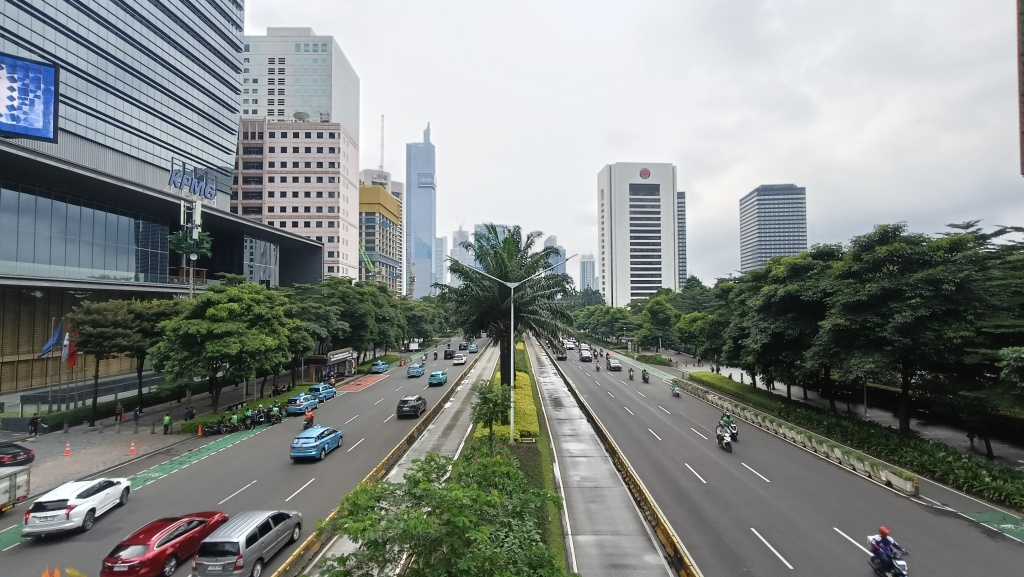 Kendaraan melintas di Jalan Jenderal Sudirman, Jakarta, Senin (4/5/2026).  (Beritanasional.com/Oke Atmaja)