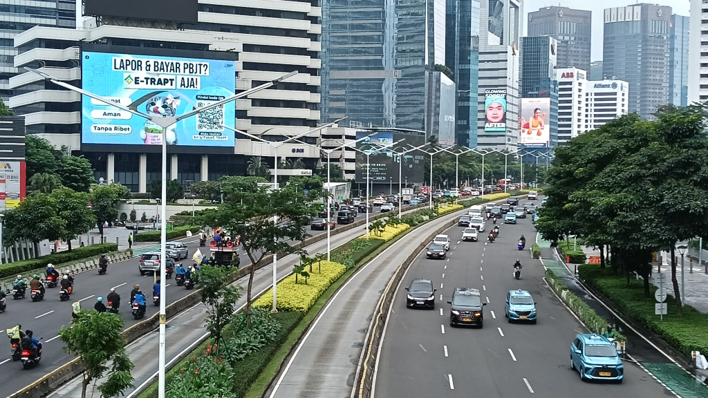 Kendaraan melintas di Jalan Jenderal Sudirman, Jakarta, Senin (4/5/2026).  (Beritanasional.com/Oke Atmaja)