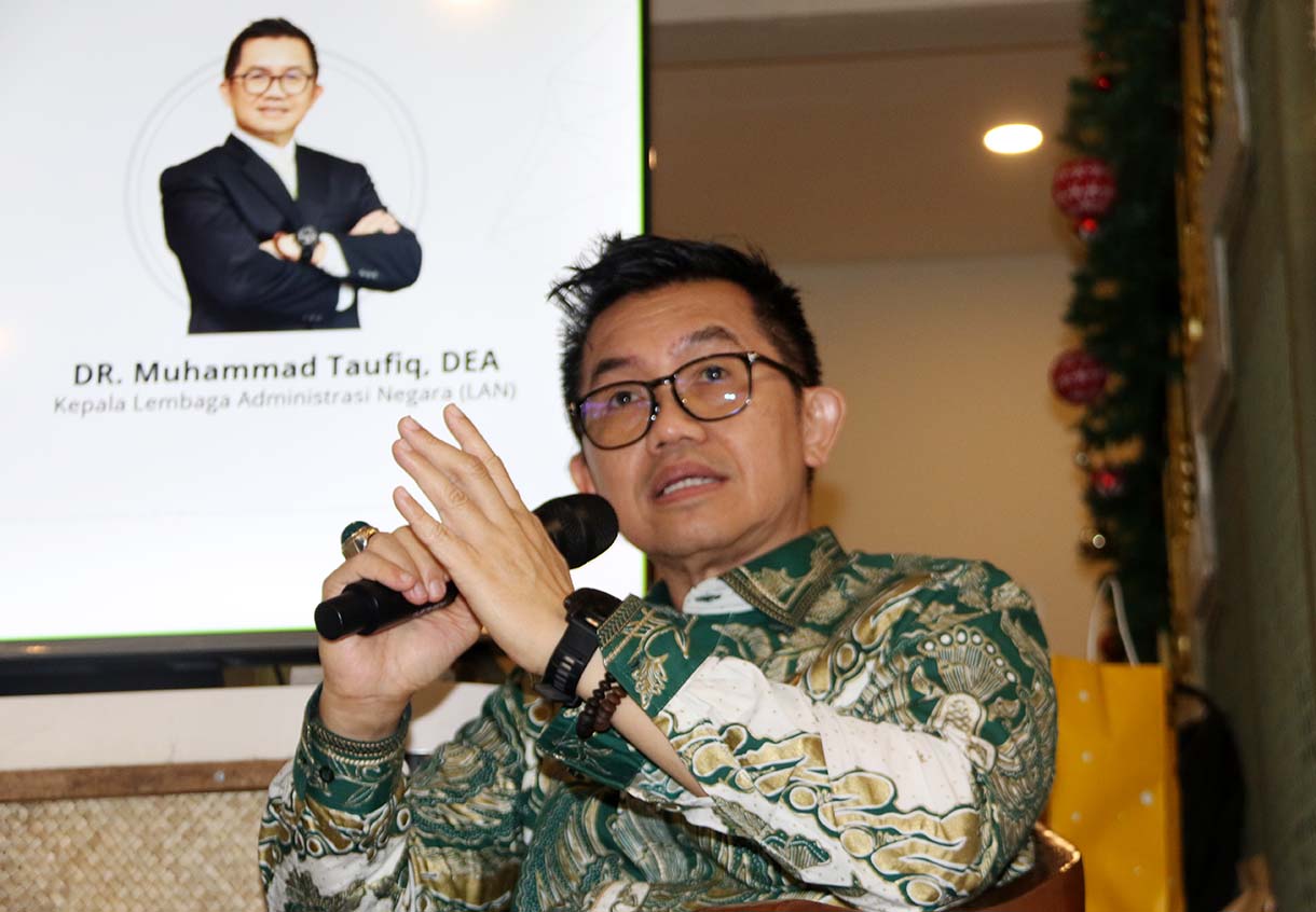 Kiri ke kanan : Agus Sudrajat Deputi Bidang Peningkatan Kualitas kebijakan administrasi negara,Army Winarty Deputi Bidang Penjaminan Mutu Pengembangan Kapasitas dan Pembelajaran ASN,Muhammad Taufiq, Kepala LAN, Erna Irawati Deputi Bidang Transformasi Pembelajaran ASN berfoto bersama usai memberikan pemaparan Dalam acara Media Gathering & Ekspose Kinerja LAN yang digelar di Jakarta, Rabu (10/12/2025).  (Beritanasional.com/Oke Atmaja)